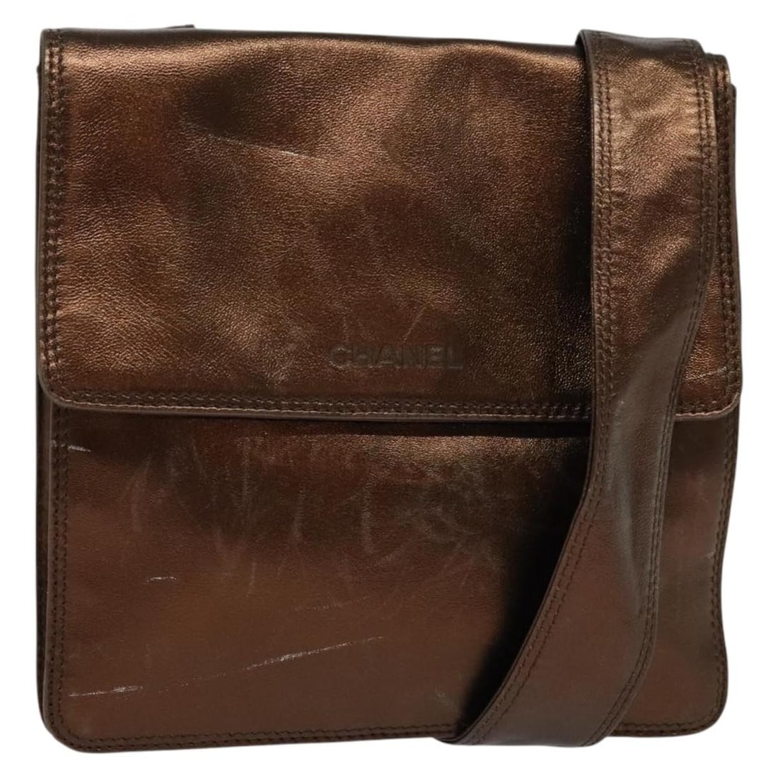 CHANEL Brown Leather CC Shoulder Bag Made in Italy: CHANEL Brown Leather CC Shoulder Bag Made in Italy CHANEL shoulder bag in brown leather, made in Italy. This women's bag measures approximately 20 cm wide by 19 cm high, with a shoulder drop of approx