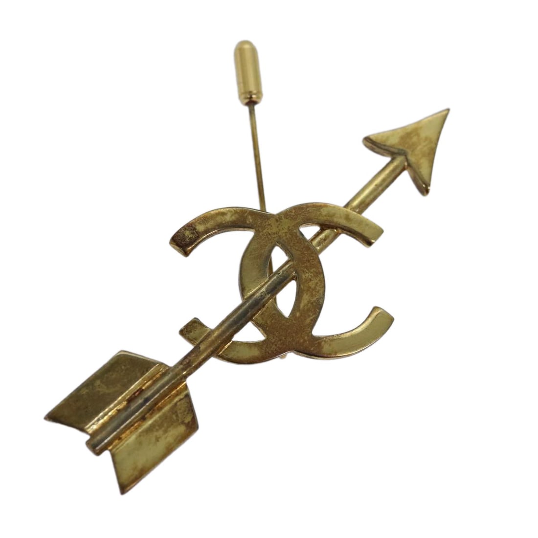 CHANEL CC Arrow Brooch Gold Tone Metal France: CHANEL CC Arrow Brooch Gold Tone Metal France Chanel brooch in gold-tone metal, made in France. It comes with the item box and is described as heavily used, with surface rubbing and scratches, slight 