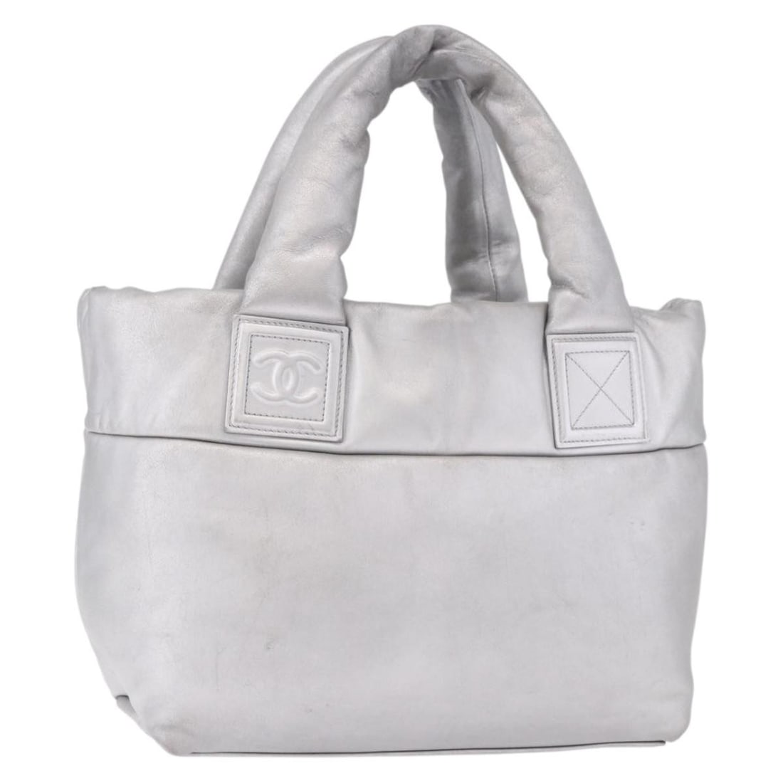 CHANEL Cococoon Leather Tote in Silver Repainted Italy: CHANEL Cococoon Leather Tote in Silver Repainted Italy CHANEL Cococoon Tote Bag in silver leather, made in Italy. This women's tote bag features a handle drop of approximately 5.1 inches (13 cm) and m