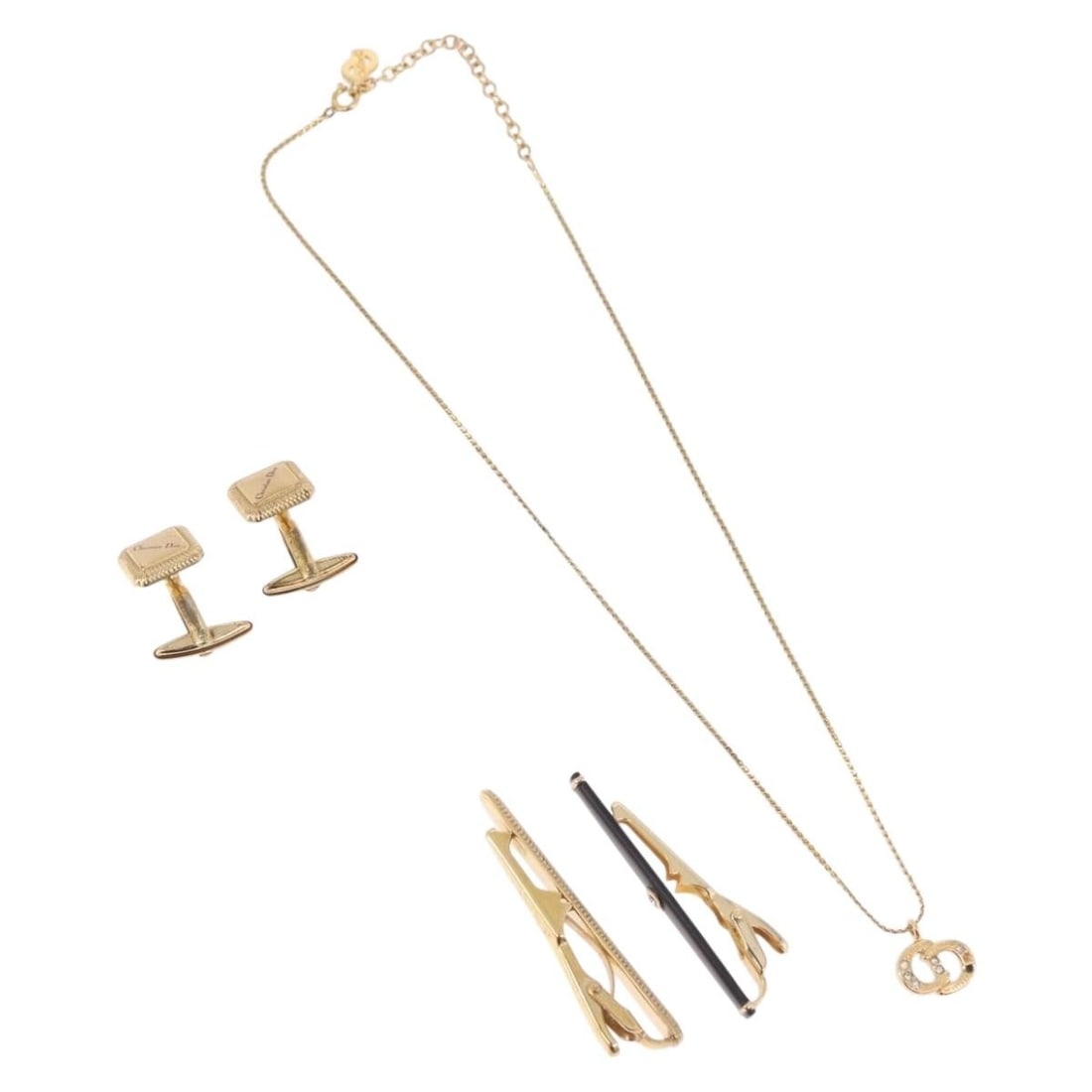 Set of 4 Christian Dior gold tone metal necklaces: Set of 4 Christian Dior gold tone metal necklaces Christian Dior necklace in gold tone metal, offered as a special bundle of 4. The item is heavily used, with surface rubbing and scratches, a metal sm