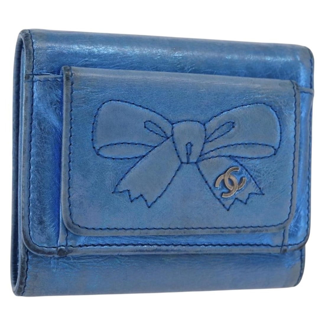 Blue Leather Women's Wallet by CHANEL with Silver CC Logo: Blue Leather Women's Wallet by CHANEL with Silver CC Logo This CHANEL compact wallet is crafted from blue leather with silver-tone CC logo detailing. Designed for women, it features a practical size i