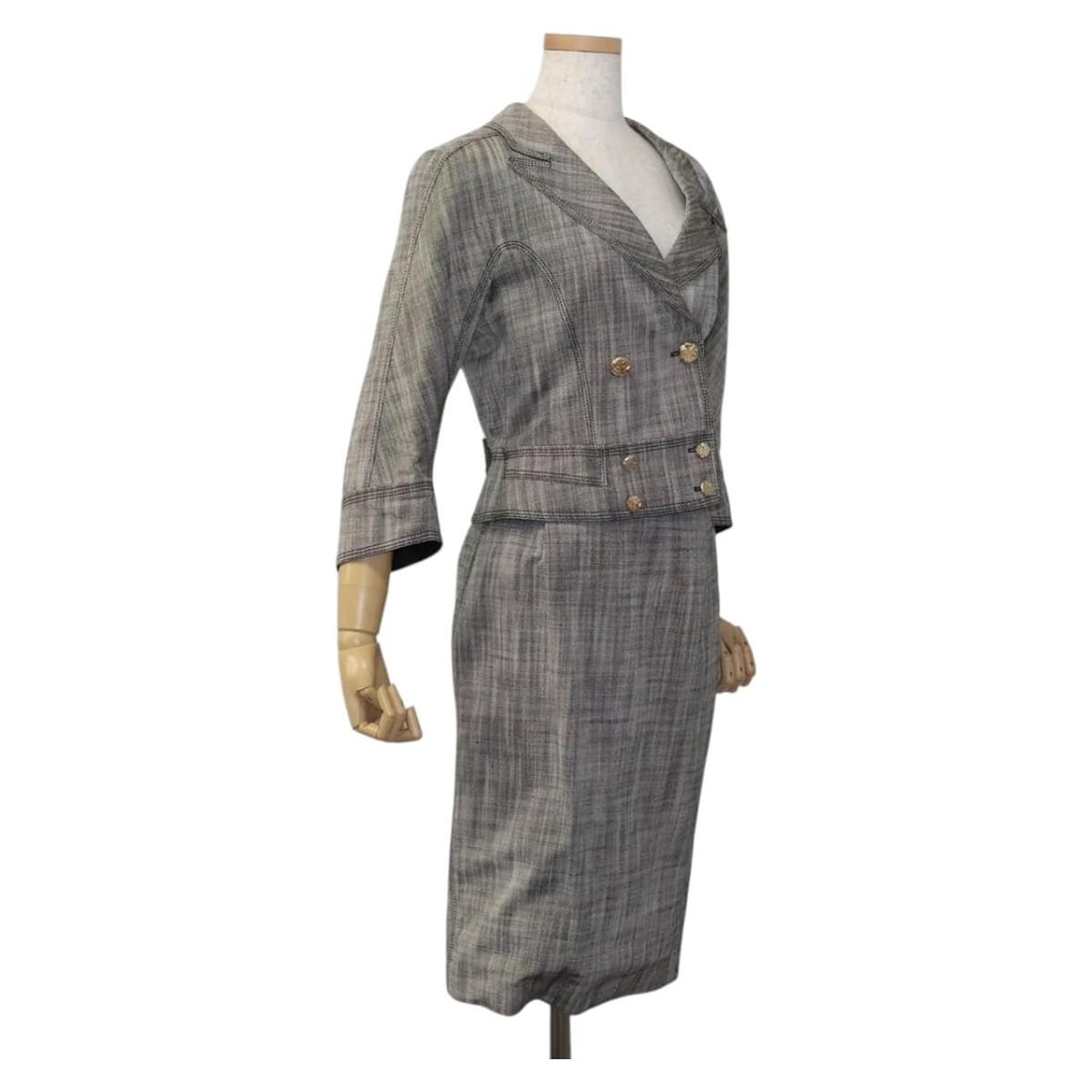 Louis Vuitton gray jacket and skirt set French size 36 cotton: Louis Vuitton gray jacket and skirt set French size 36 cotton A Louis Vuitton jacket and skirt set in gray, made in France. The jacket is size 36 and the set is described as French size 36 for both th