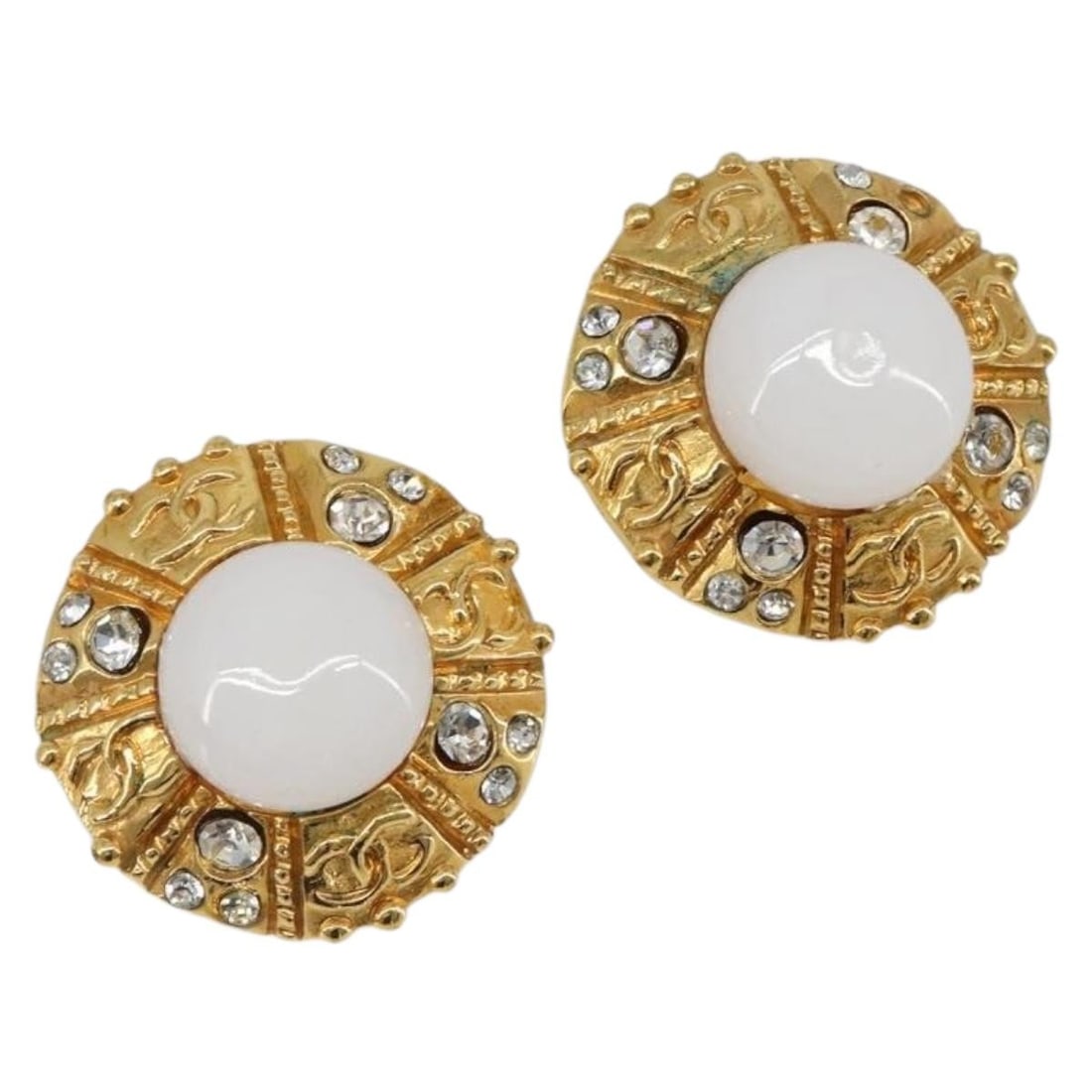 CHANEL CC Gold Tone Metal Earring France 30mm: CHANEL CC Gold Tone Metal Earring France 30mm CHANEL earring in gold-tone metal, made in France. The piece is identified as a women's earring and is offered as the item shown in the photo only; no ite