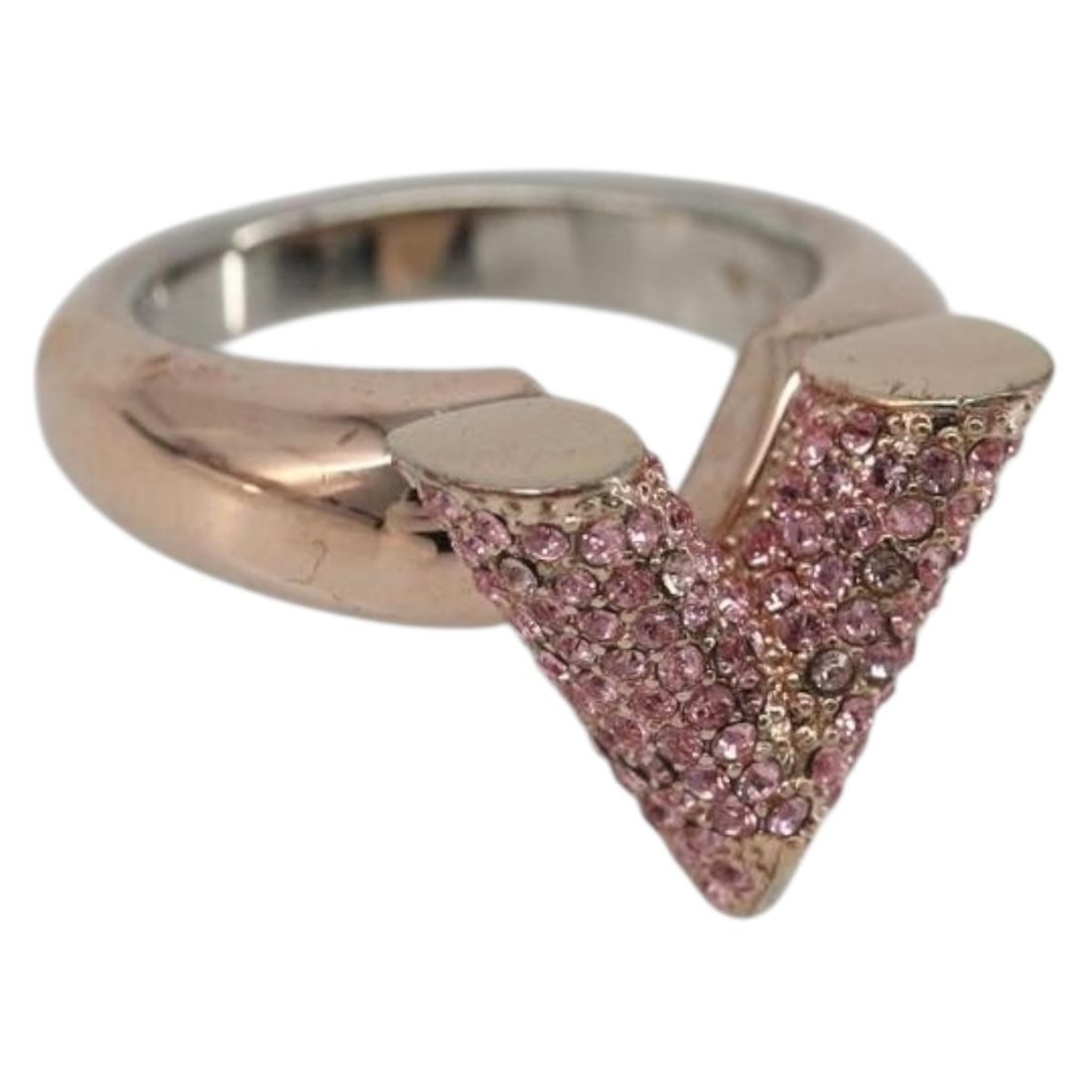 Louis Vuitton M68194 Essential V Pink Gold Metal Ring: Louis Vuitton M68194 Essential V Pink Gold Metal Ring Louis Vuitton Essential V Strath ring in pink gold-tone metal. This women's ring is made in Italy and shows heavy use with surface scratches. Incl