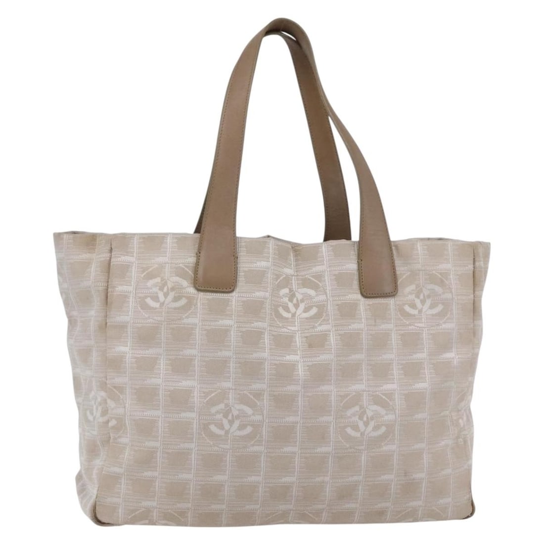 CHANEL Beige Nylon Tote Bag New Travel Line Auth TH6420: CHANEL Beige Nylon Tote Bag New Travel Line Auth TH6420 This CHANEL Tote Bag from the New Travel Line is crafted from durable nylon in a sophisticated beige color. Made in Italy, this tote combines st