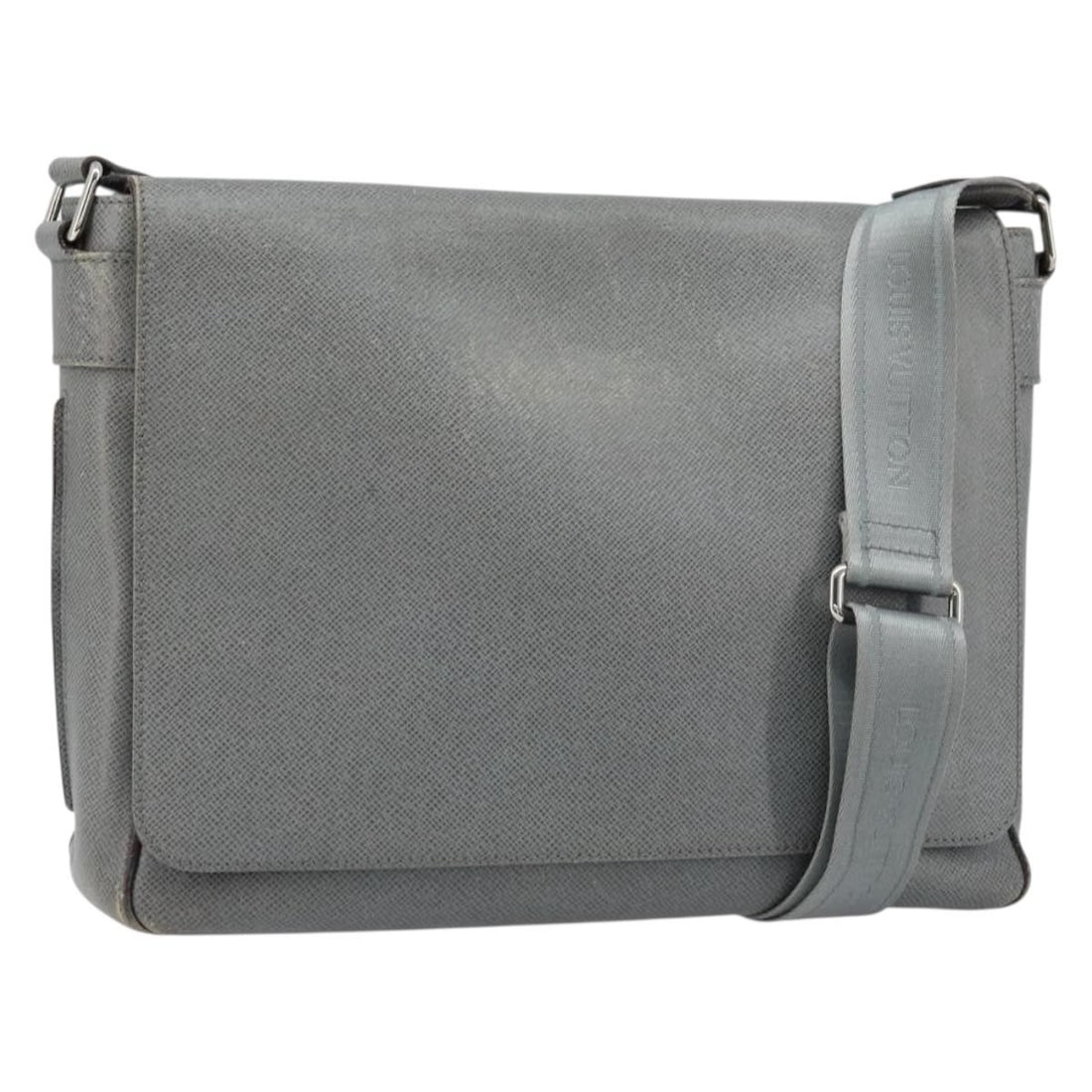Louis Vuitton Roman MM Taiga leather gray shoulder bag M32623: Louis Vuitton Roman MM Taiga leather gray shoulder bag M32623 This Louis Vuitton Taiga Roman MM shoulder bag features a gray Gracie color in durable Taiga leather. Designed for women, it offers a prac