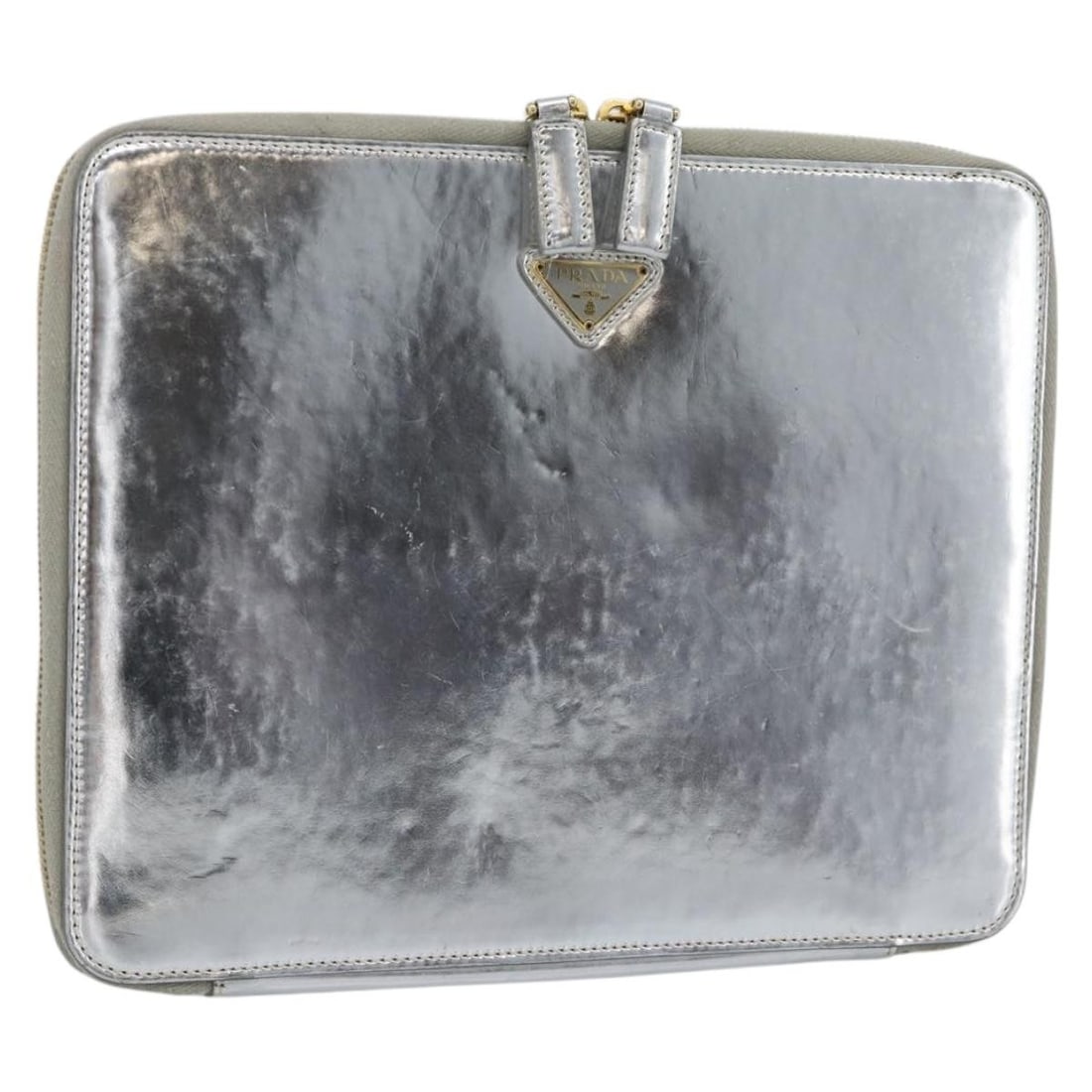 Patent Leather Prada Clutch in Silver Gold Made in Italy: Patent Leather Prada Clutch in Silver Gold Made in Italy Prada clutch bag in patent leather with a silver and gold color finish. Made in Italy, this item measures approximately 26 cm wide, 21 cm high,