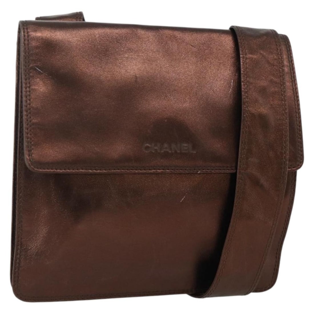 Brown Leather CHANEL CC Logo Shoulder Bag for Women: Brown Leather CHANEL CC Logo Shoulder Bag for Women This CHANEL shoulder bag is crafted from brown leather and features the iconic CC logo. Designed for women, it has a compact silhouette with a shoul