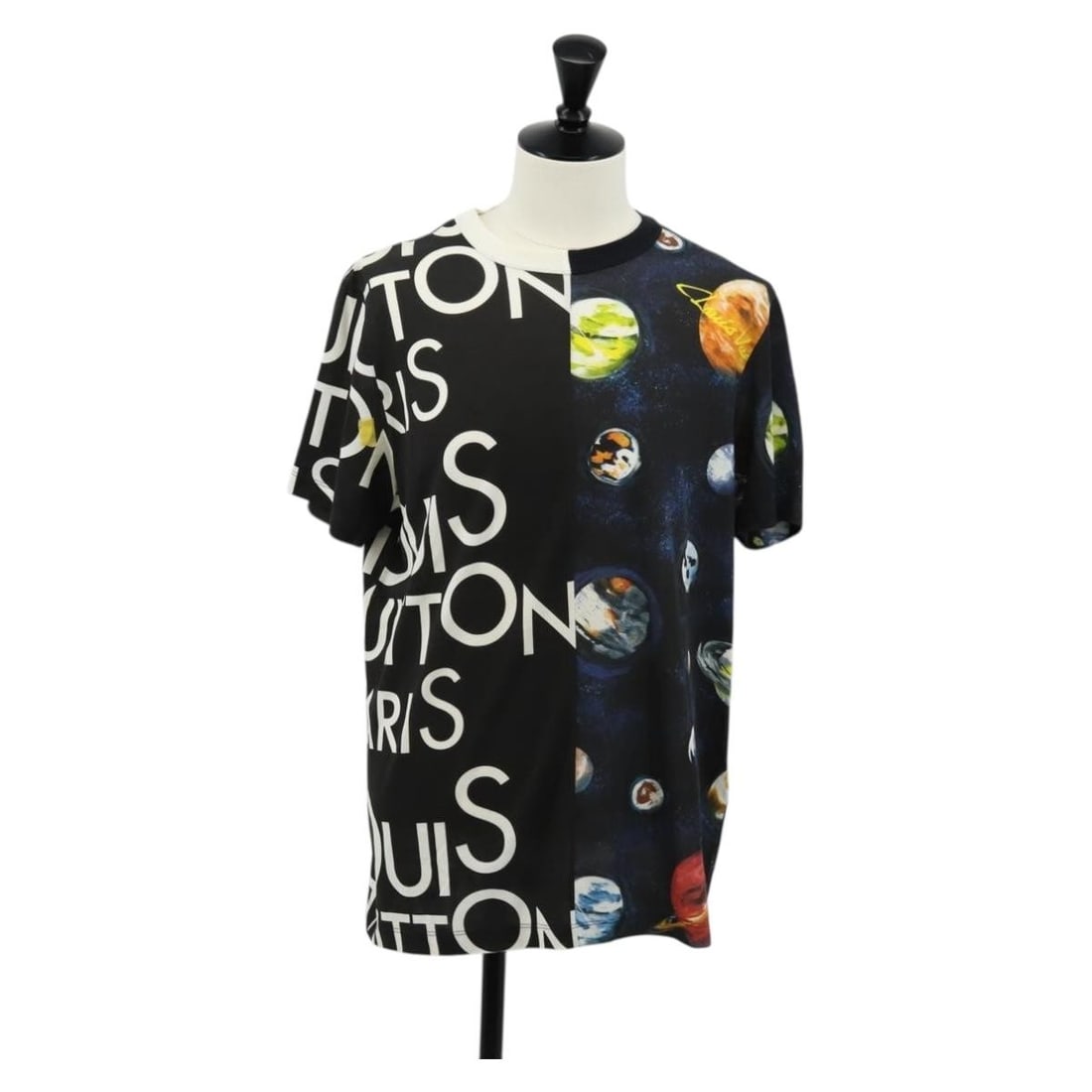 LOUIS VUITTON Black Cotton Short Sleeve T-shirt Made in Italy: LOUIS VUITTON Black Cotton Short Sleeve T-shirt Made in Italy Elevate your wardrobe with this authentic LOUIS VUITTON short-sleeved T-shirt, crafted from high-quality cotton in a sleek black color. Th