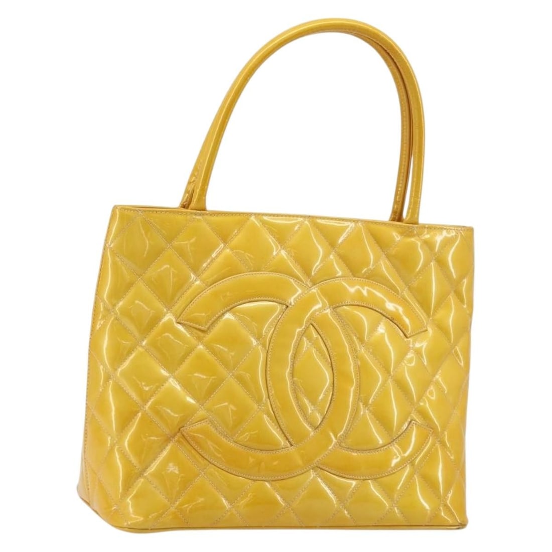 CHANEL CC Patent Leather Tote in Yellow: CHANEL CC Patent Leather Tote in Yellow Chanel Standard Tote Bag in yellow patent leather, made in France. This tote bag has a structured size of approximately W30 x H25 x D15 cm with a handle drop of