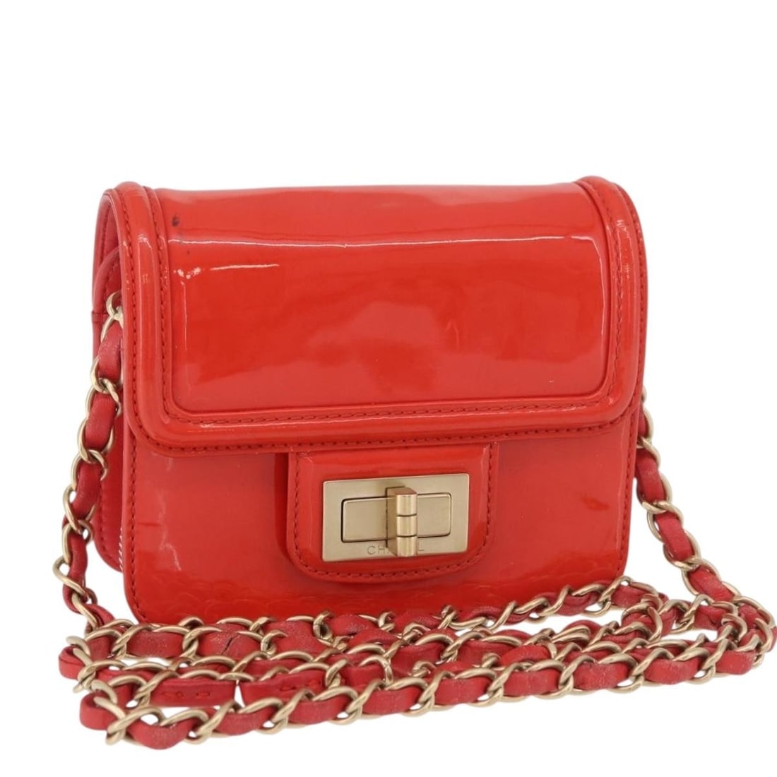 CHANEL patent leather wallet with chain orange gold CC Auth 130637: CHANEL patent leather wallet with chain orange gold CC Auth 130637 CHANEL chain shoulder wallet in orange patent leather with gold-tone details. Made in Italy, this women's wallet measures approximate
