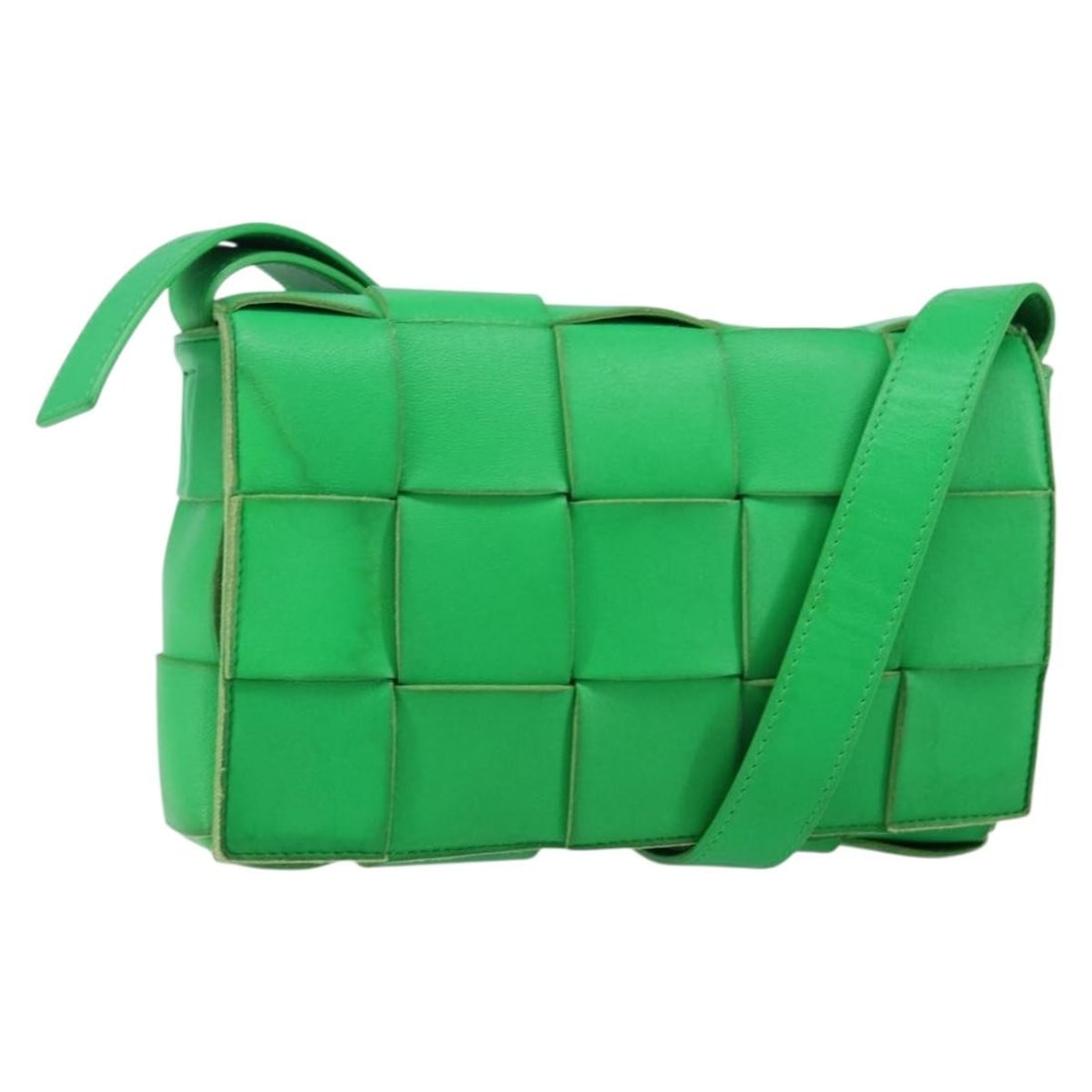 Bottega Veneta Green Leather Cassette Shoulder Bag Auth 144383: Bottega Veneta Green Leather Cassette Shoulder Bag Auth 144383 This Bottega Veneta Cassette Shoulder Bag is a stylish accessory crafted from high-quality leather in a vibrant green hue. Measuring appr