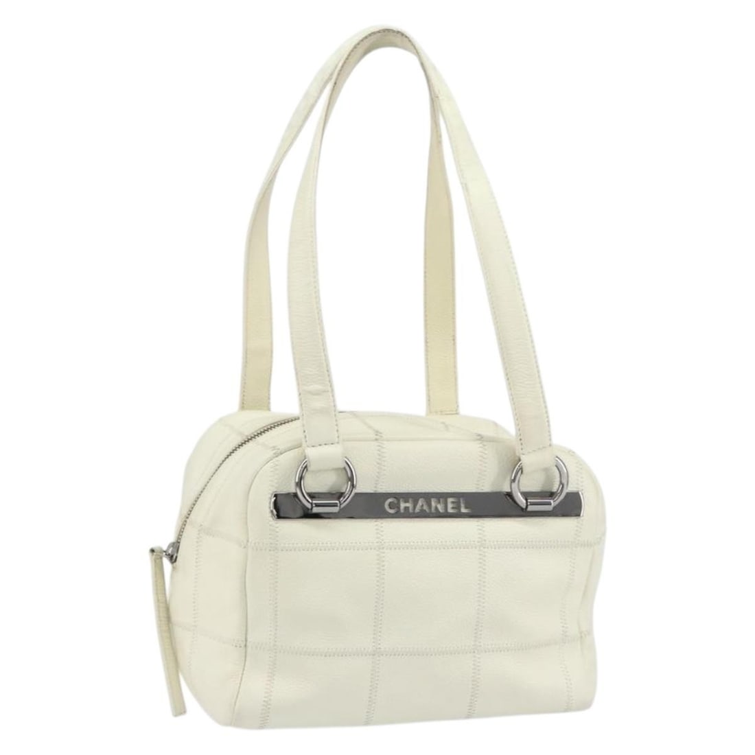 CHANEL Choco Bar Caviar Skin Shoulder Bag White Silver CC: CHANEL Choco Bar Caviar Skin Shoulder Bag White Silver CC CHANEL Choco Bar shoulder bag in caviar skin, presented in white/silver and made in Italy. It features a shoulder strap drop of approximately 