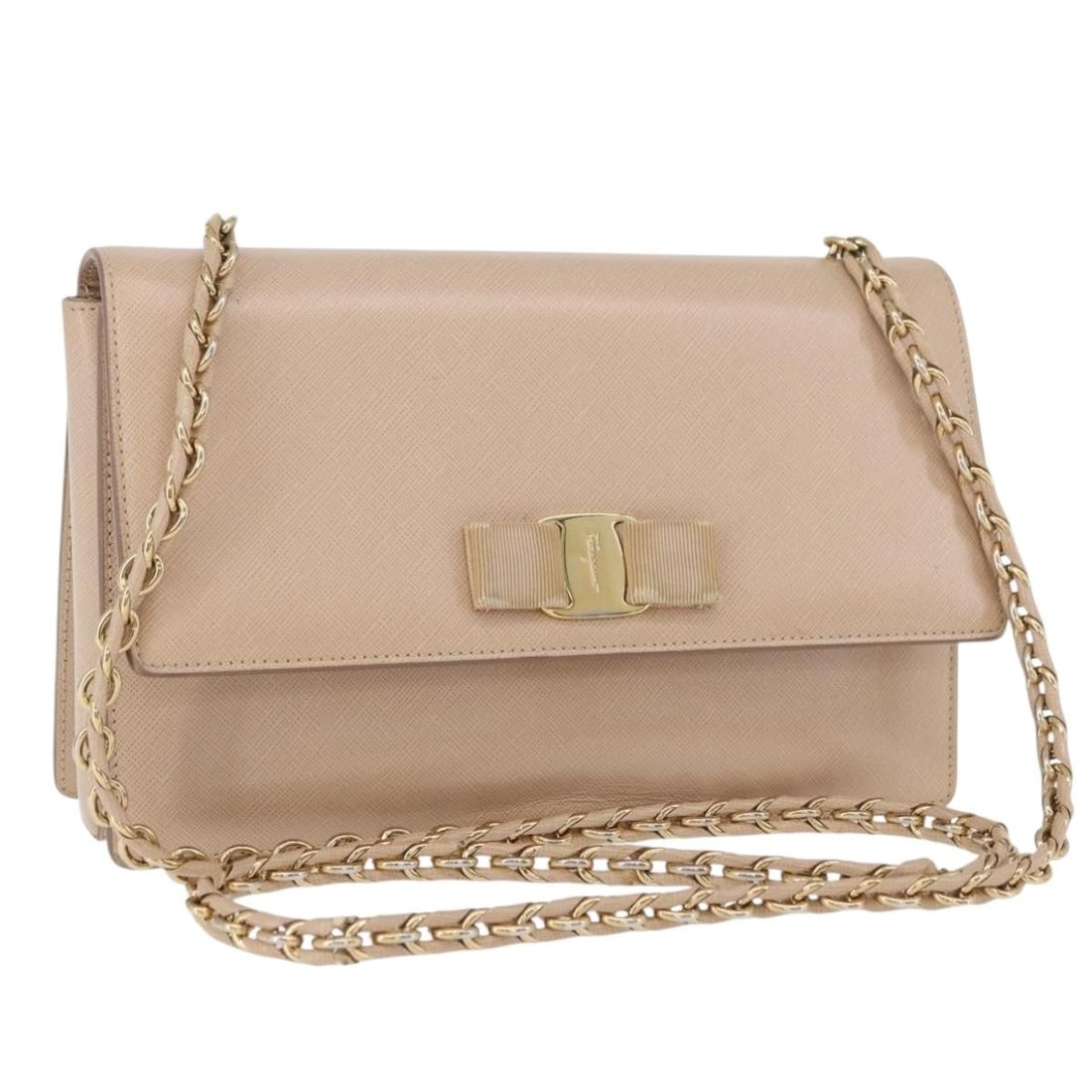 Salvatore Ferragamo Vala Leather Shoulder Bag Beige Gold Chain: Salvatore Ferragamo Vala Leather Shoulder Bag Beige Gold Chain Salvatore Ferragamo Vala Chain Shoulder Bag in leather, presented in a gold and beige color combination. This shoulder bag is made in Ita