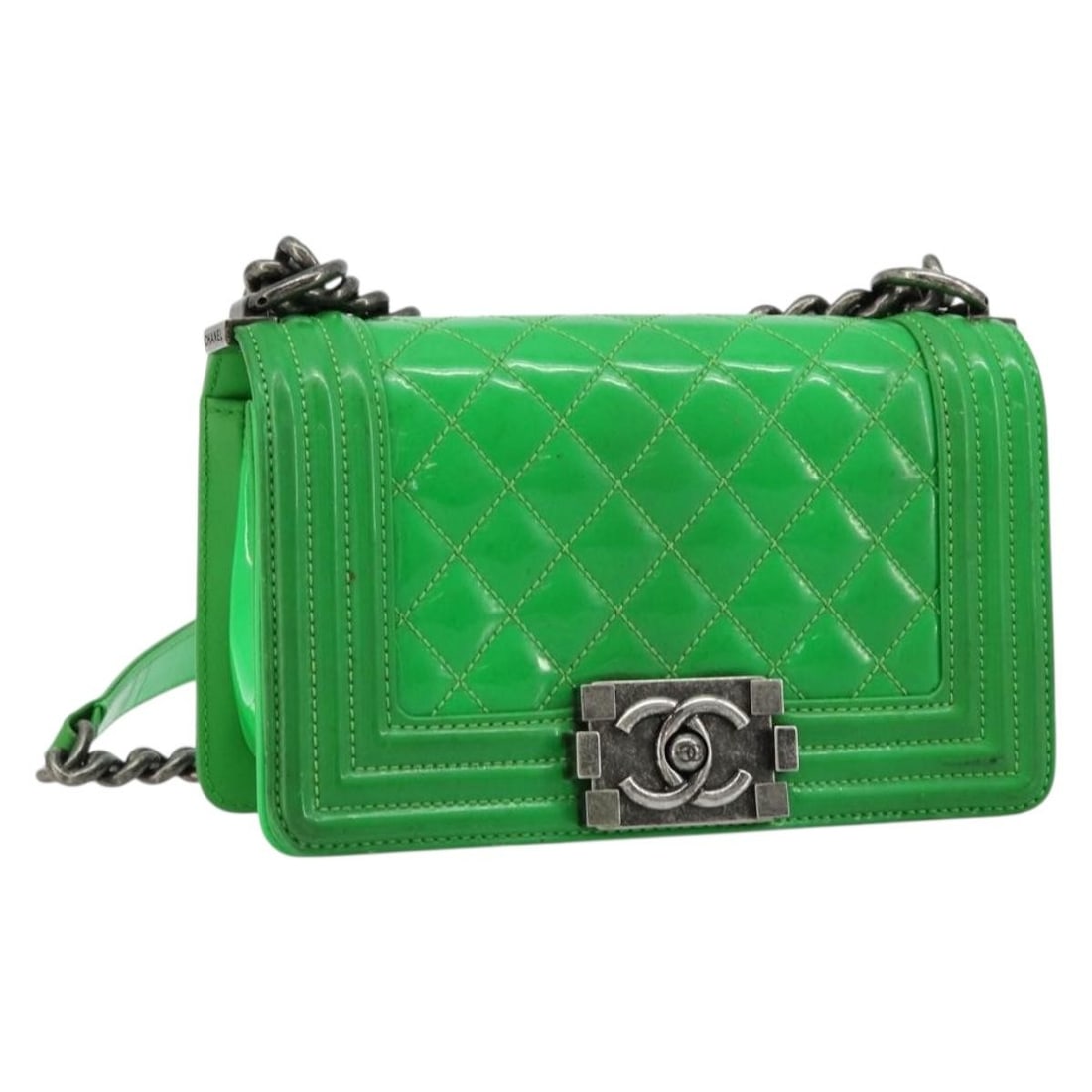 CHANEL CC Matelasse Patent Leather Shoulder Bag in Green: CHANEL CC Matelasse Patent Leather Shoulder Bag in Green CHANEL Matelasse chain shoulder bag in green patent leather, made in France. This women's shoulder bag features a shoulder strap with a 21.7 in