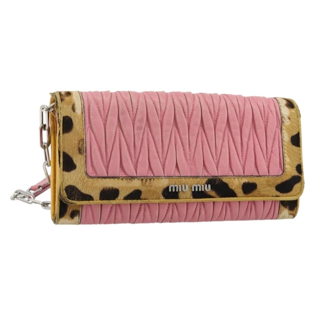 Miu Miu Matelasse Leather Shoulder Bag Pink Silver Tone: Miu Miu Matelasse Leather Shoulder Bag Pink Silver Tone Miu Miu Matelasse Chain Shoulder Bag in pink and silver leather. This shoulder bag is made in Italy and features a chain shoulder strap. It is o