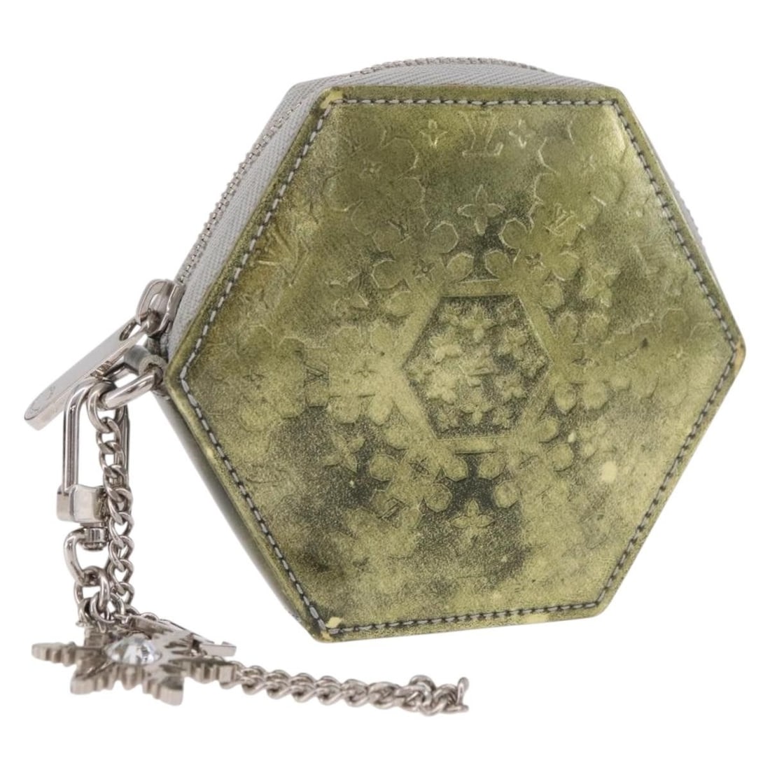 Louis Vuitton M58218 Vernis patent leather silver coin purse: Louis Vuitton M58218 Vernis patent leather silver coin purse Louis Vuitton Vernis Porte Monnaie Flocon coin purse in silver patent leather. It comes with a dust bag and item box. Made in France, this 