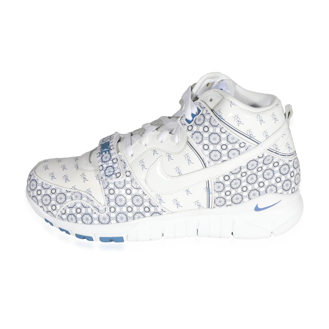Nike Dunk Hi Chinese Ceramics Pack Men's US 12 Sneakers: Nike Dunk Hi Chinese Ceramics Pack Men's US 12 Sneakers This is a pair of Nike Trainer Dunk Hi sneakers from the Chinese Ceramics Pack, released in 2008. Designed for men's lifestyle wear, these shoes