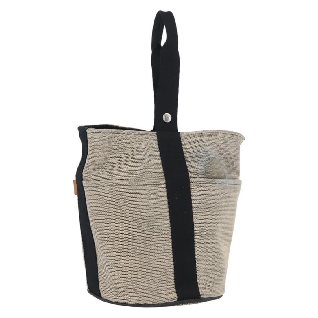 Hermes Sakso MM Canvas Handbag Beige Silver Tone France: Hermes Sakso MM Canvas Handbag Beige Silver Tone France Hermes Sakso MM hand bag in beige and silver canvas, made in France. This pre-owned bag is listed in heavily used condition with visible wear, i