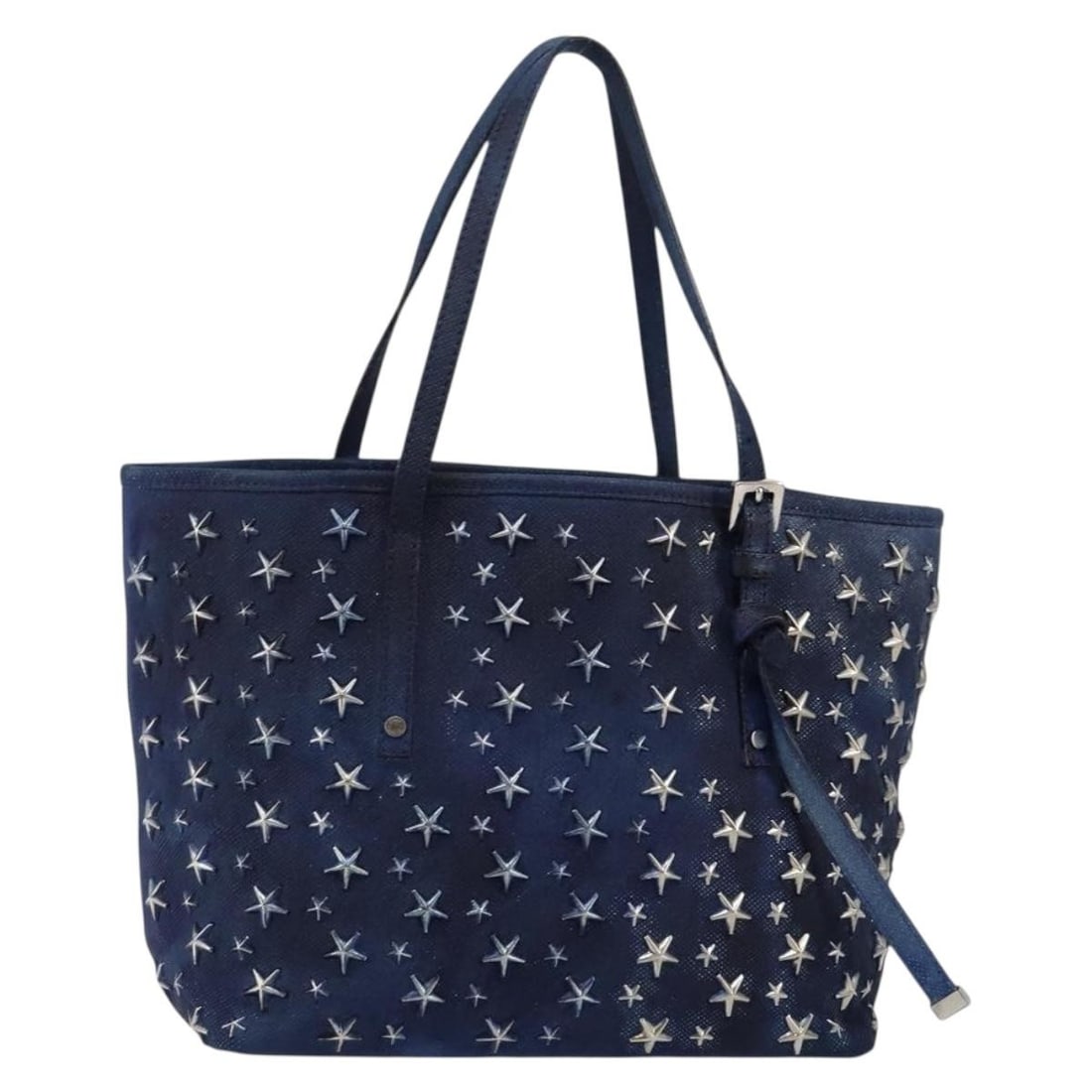 Jimmy Choo Blue Studs Tote Bag Coated Canvas Made in Italy: Jimmy Choo Blue Studs Tote Bag Coated Canvas Made in Italy Introducing the Jimmy Choo Studs Tote Bag, a stylish accessory crafted from durable coated canvas in a vibrant blue hue. This tote bag combin