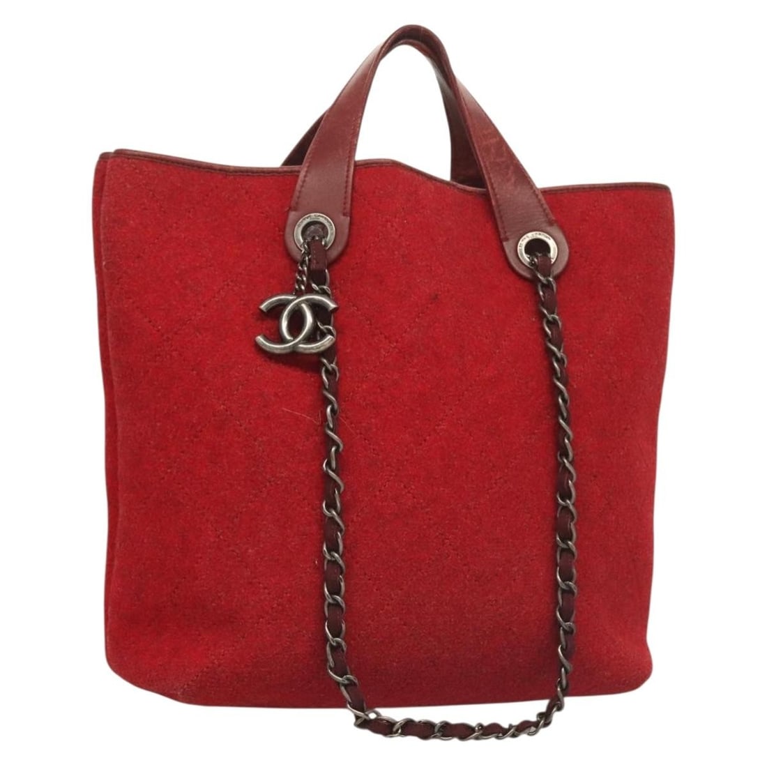 CHANEL CC Red Wool 2way Chain Shoulder Bag Matelasse: CHANEL CC Red Wool 2way Chain Shoulder Bag Matelasse CHANEL Matelasse chain shoulder bag in red wool with a 2-way design and CC detail. Made in Italy, this pre-owned bag shows heavy use and includes t