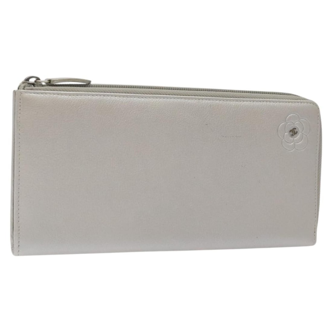CHANEL Camelia leather long wallet in silver with CC logo: CHANEL Camelia leather long wallet in silver with CC logo CHANEL long wallet in silver leather, made in Italy. The wallet measures approximately 25 cm wide, 12 cm high, and 1.5 cm deep. It is a women'