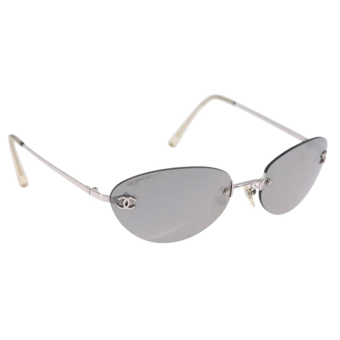 CHANEL 4003 Metal Sunglasses Silver Italy CC: CHANEL 4003 Metal Sunglasses Silver Italy CC CHANEL metal sunglasses in silver, made in Italy. The item measures approximately W13 cm x H4 cm (W5.1 x H1.6 inches). Condition is heavily used, with surf