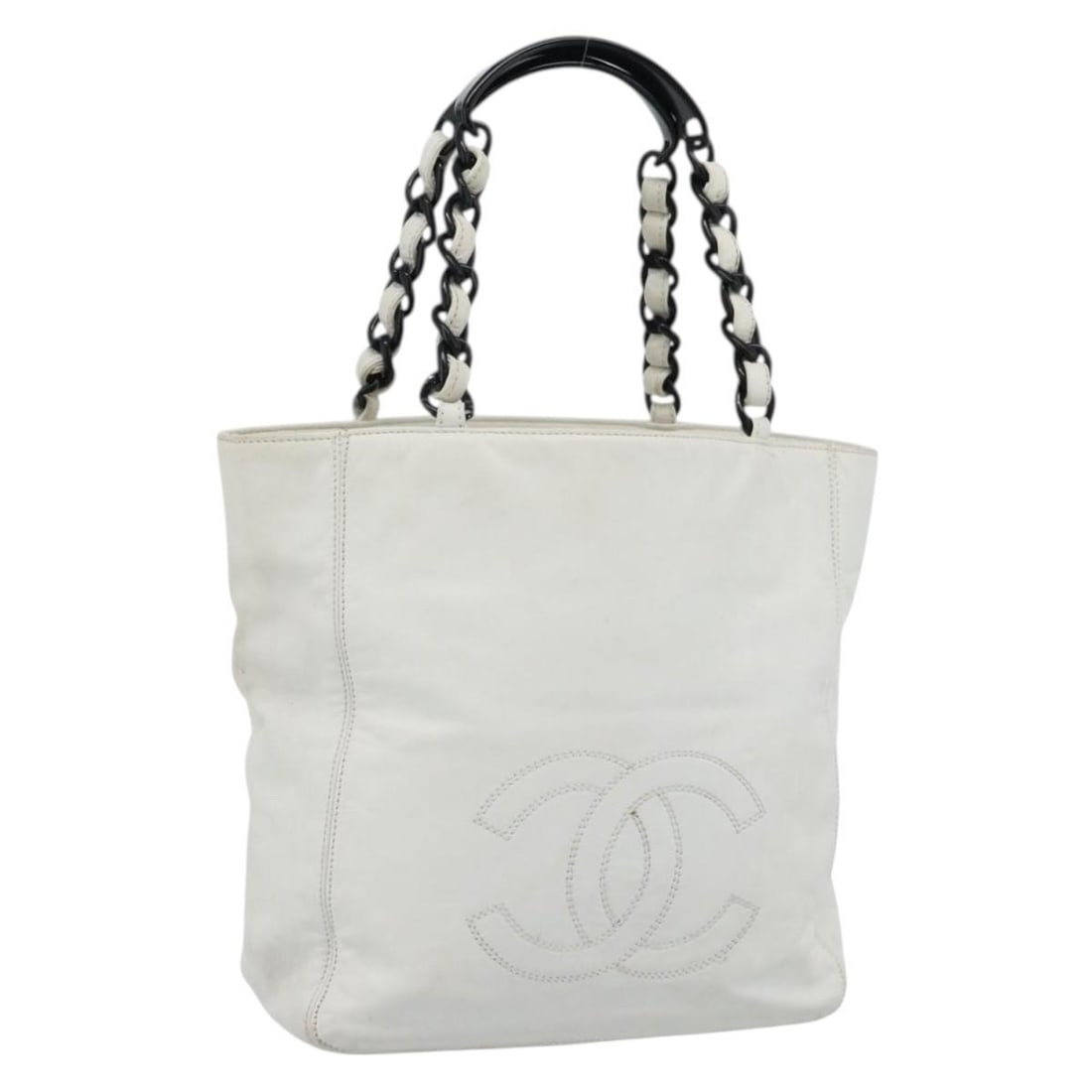 CHANEL White Lamb Skin Chain Tote Bag CC Italy: CHANEL White Lamb Skin Chain Tote Bag CC Italy CHANEL chain tote bag in white lamb skin, made in Italy. The bag measures approximately W25 cm x H25 cm x D11 cm, with a handle drop of approximately 18 