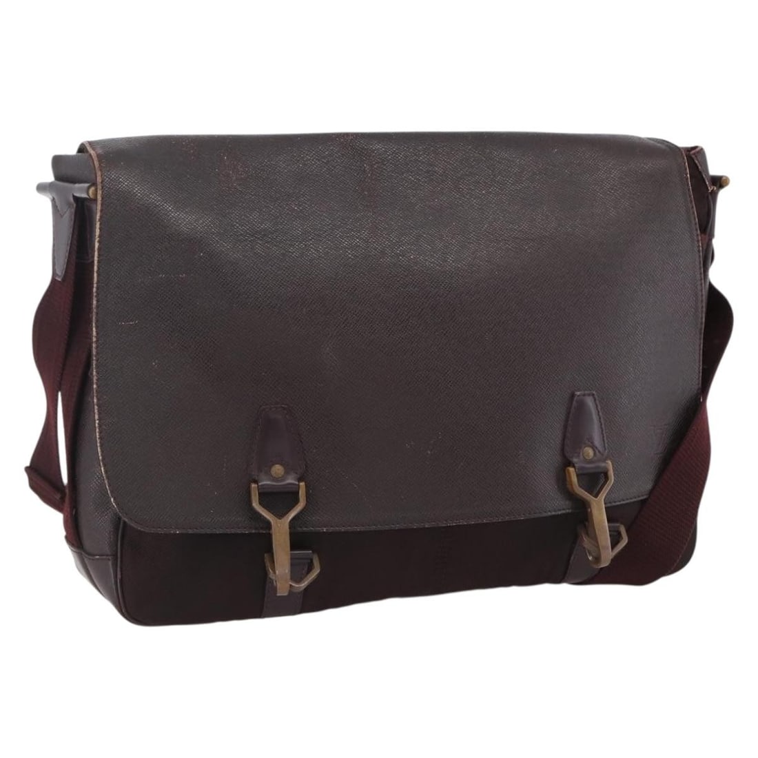 Louis Vuitton M30166 Taiga Leather Shoulder Bag Acajou: Louis Vuitton M30166 Taiga Leather Shoulder Bag Acajou Louis Vuitton Taiga Delsous shoulder bag in Acajou Taiga leather. Made in France, this women's shoulder bag is offered without the original box o