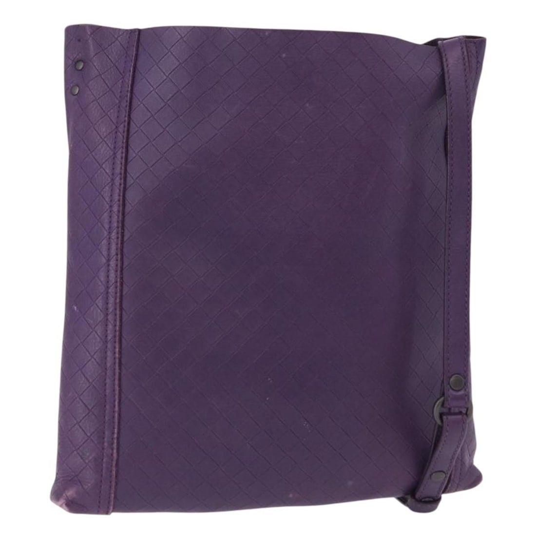 Bottega Veneta Intrecciato Purple Leather Shoulder Bag with Charm: Bottega Veneta Intrecciato Purple Leather Shoulder Bag with Charm Purple leather shoulder bag in the Intrecciato style, made in Italy. It comes with a charm accessory and shows heavy use, including ru