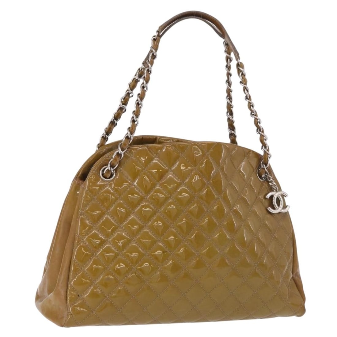 CHANEL CC Patent Leather Shoulder Bag Chain Strap Italy: CHANEL CC Patent Leather Shoulder Bag Chain Strap Italy Chanel Matelasse chain shoulder bag in patent leather with a CC charm. Made in Italy, this women's shoulder bag is a heavily used piece with vis
