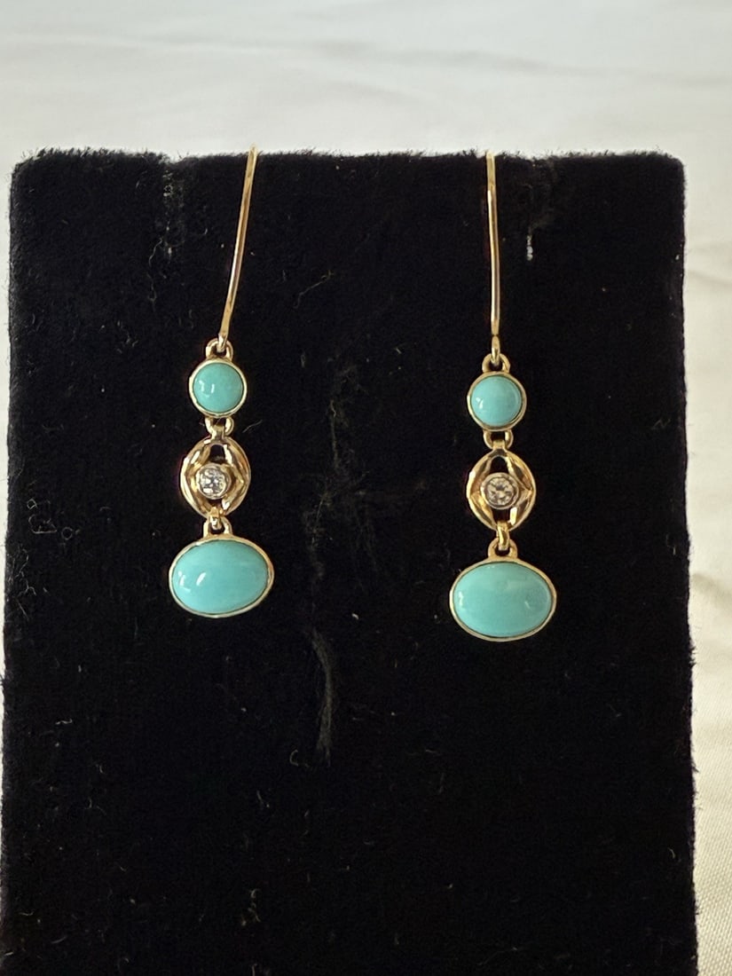 14K Yellow Gold Diamond Turquoise Dangle Earrings: 14K Yellow Gold Diamond Turquoise Dangle Earrings This stunning pair of earrings showcases exquisite craftsmanship, made from 14k yellow gold, adorned with sparkling diamonds and vibrant turquoise. Th