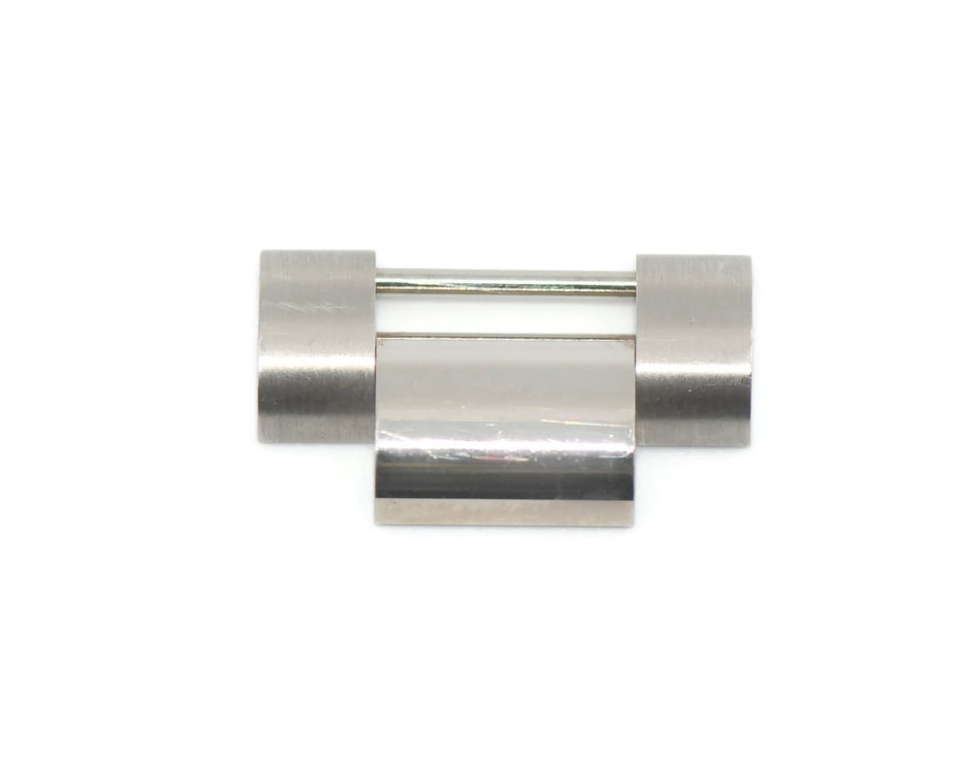 Rolex Day Date 228239 18K White Gold Band Link 17.2mm: Rolex Day Date 228239 18K White Gold Band Link 17.2mm Pre-owned Rolex band link for the Day-Date 228239, crafted in 18K white gold. This is a 1.5 link and is described as 100% authentic. Specification