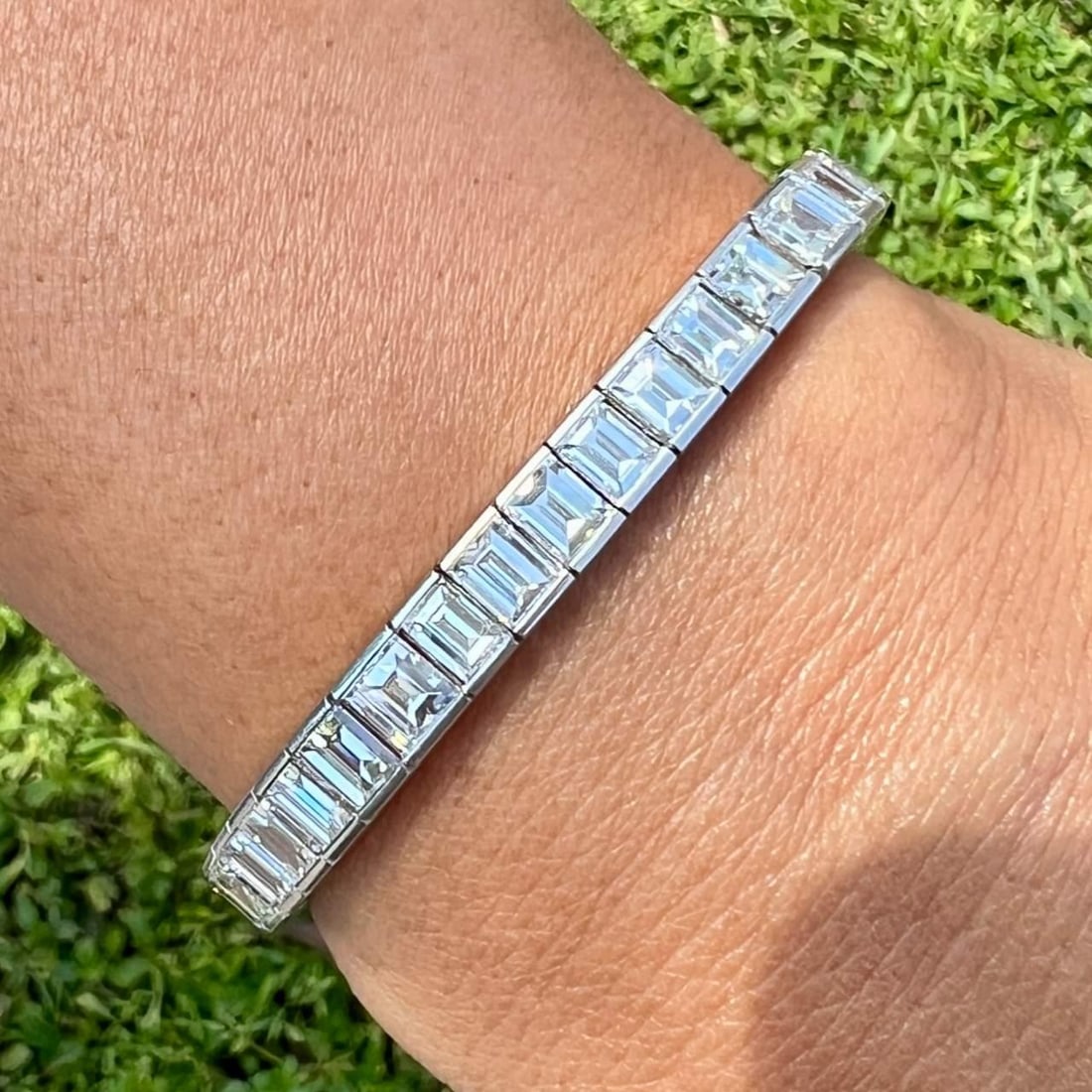 Art Deco Platinum 21.00 Ct Emerald-Cut Diamond Tennis Bracelet: Art Deco Platinum 21.00 Ct Emerald-Cut Diamond Tennis Bracelet This stunning Art Deco tennis bracelet is crafted in platinum and features 42 exquisite emerald-cut diamonds weighing approximately 21.00
