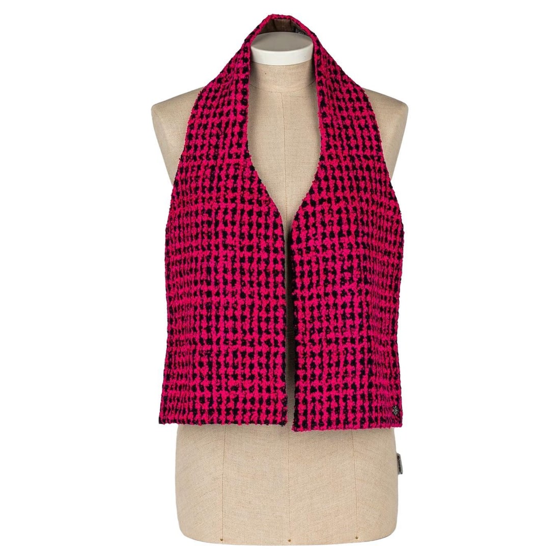 Chanel Fuchsia Tweed Leather Scarf New with Tags Italy: Chanel Fuchsia Tweed Leather Scarf New with Tags Italy Elevate your accessory collection with this stunning Chanel Fuchsia Tweed Leather Scarf. Crafted in Italy, this exquisite piece boasts a vibrant 