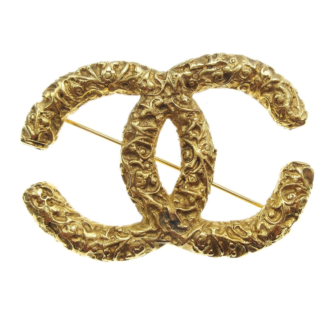 Chanel 93A CC Gold Plated Brooch Pin: Chanel 93A CC Gold Plated Brooch Pin Vintage Chanel CC brooch pin in gold-plated metal with the iconic interlocking CC design. Marked 93A and made in France, this piece comes with its box. Condition s
