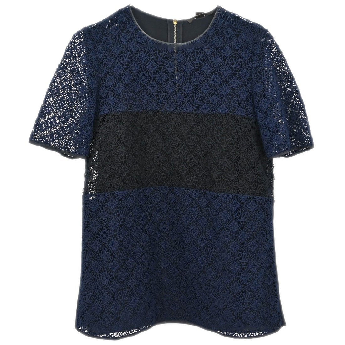 Louis Vuitton Navy Womens T Shirt Size 36 Italy: Louis Vuitton Navy Womens T Shirt Size 36 Italy This Louis Vuitton short sleeve top is a women's regular-fit T-shirt in navy and black, made in Italy. It features a round neck and is sized #36. The pi