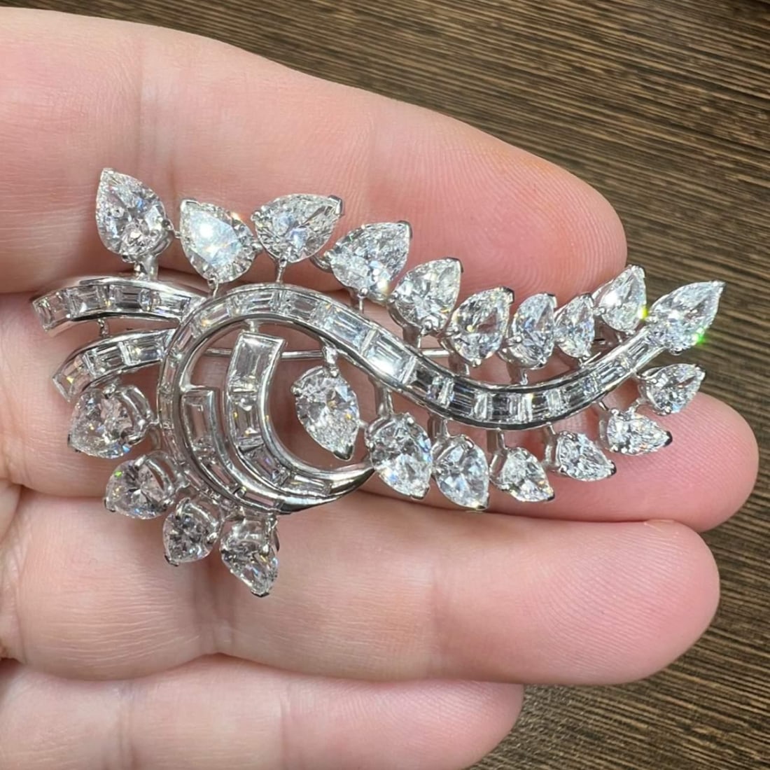 Stunning Platinum Diamond Brooch 16.50 Ct F-H VVS-VS: Stunning Platinum Diamond Brooch 16.50 Ct F-H VVS-VS This exquisite Platinum brooch features a stunning total diamond weight of 16.50 Ct. It is adorned with 21 pear-shaped diamonds, approximately 11.6