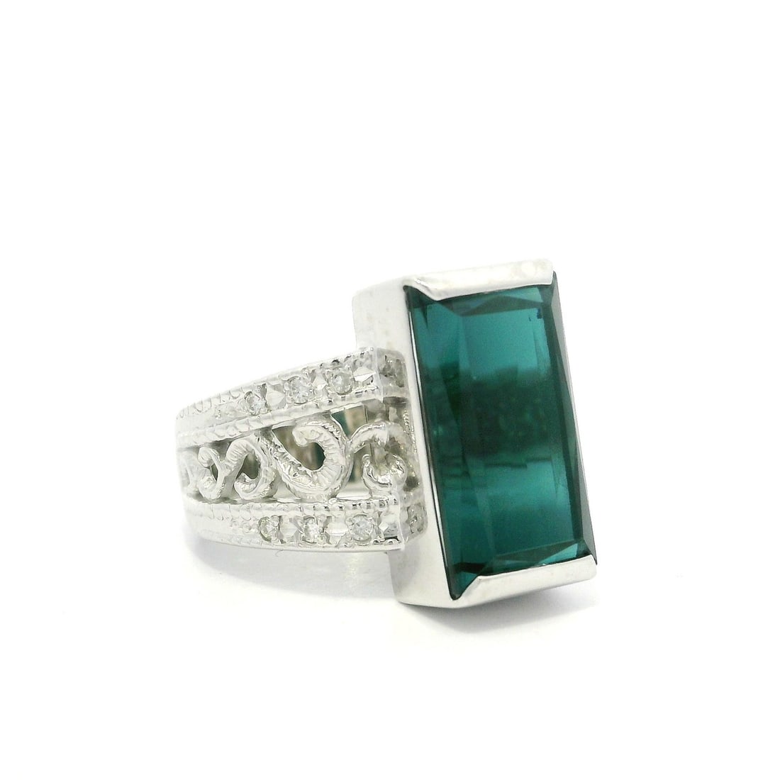 Rare GIA Certified 6.46ct Indicolite Tourmaline Diamond Platinum Ring: Rare GIA Certified 6.46ct Indicolite Tourmaline Diamond Platinum Ring This exquisite cocktail ring showcases a stunning natural indicolite blue tourmaline, weighing an impressive 6.38 carats, beautifu
