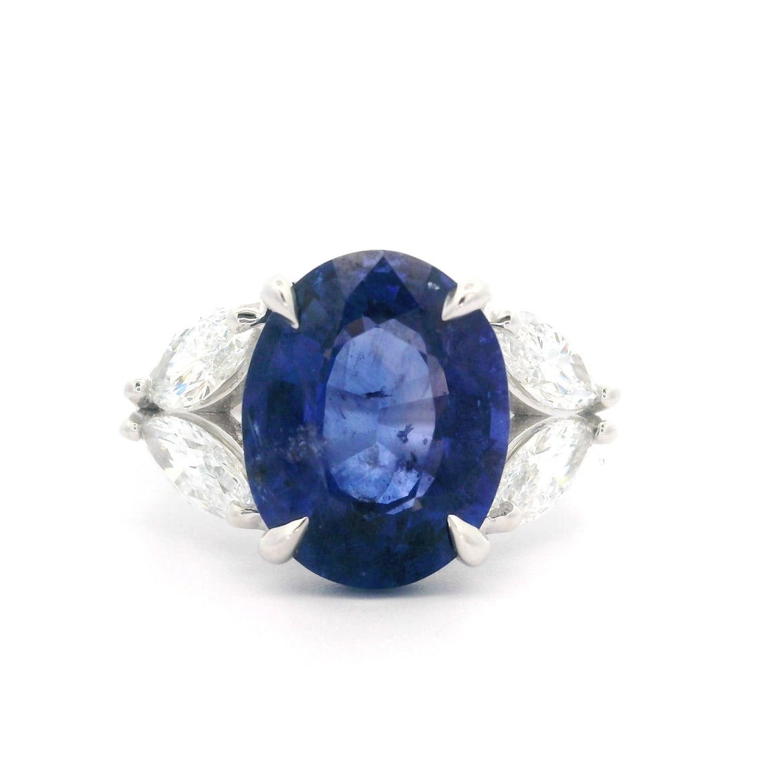 Elegant 18k White Gold GIA 7.91ctw Oval Sapphire & Diamond Ring: Elegant 18k White Gold GIA 7.91ctw Oval Sapphire & Diamond Ring Elevate your elegance with this stunning cocktail ring, crafted in solid 18k white gold. The centerpiece is an oval brilliant cut natura