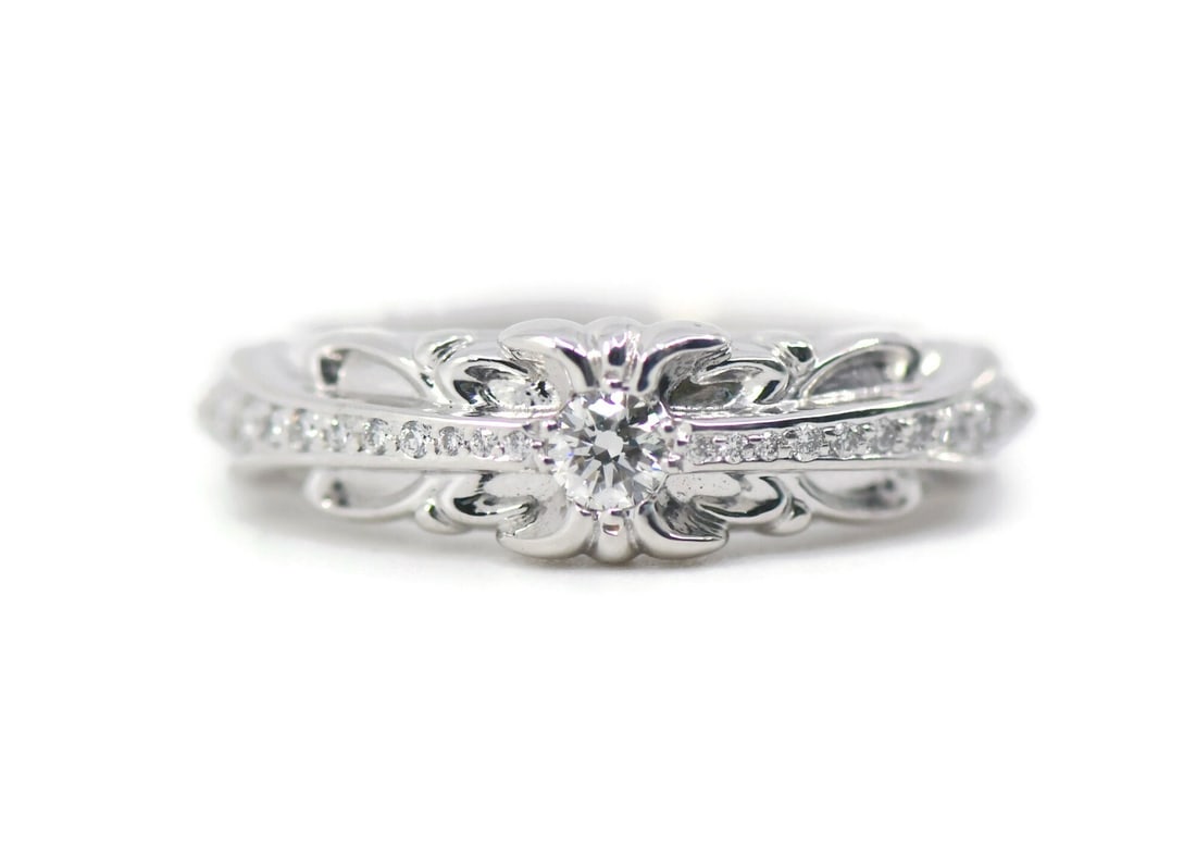 Chrome Hearts 18K White Gold Diamond Ring Size 5.5 Authentic: Chrome Hearts 18K White Gold Diamond Ring Size 5.5 Authentic This exquisite Chrome Hearts ring is crafted from 18K white gold, showcasing a stunning diamond at its center. The ring is size 5.5, making