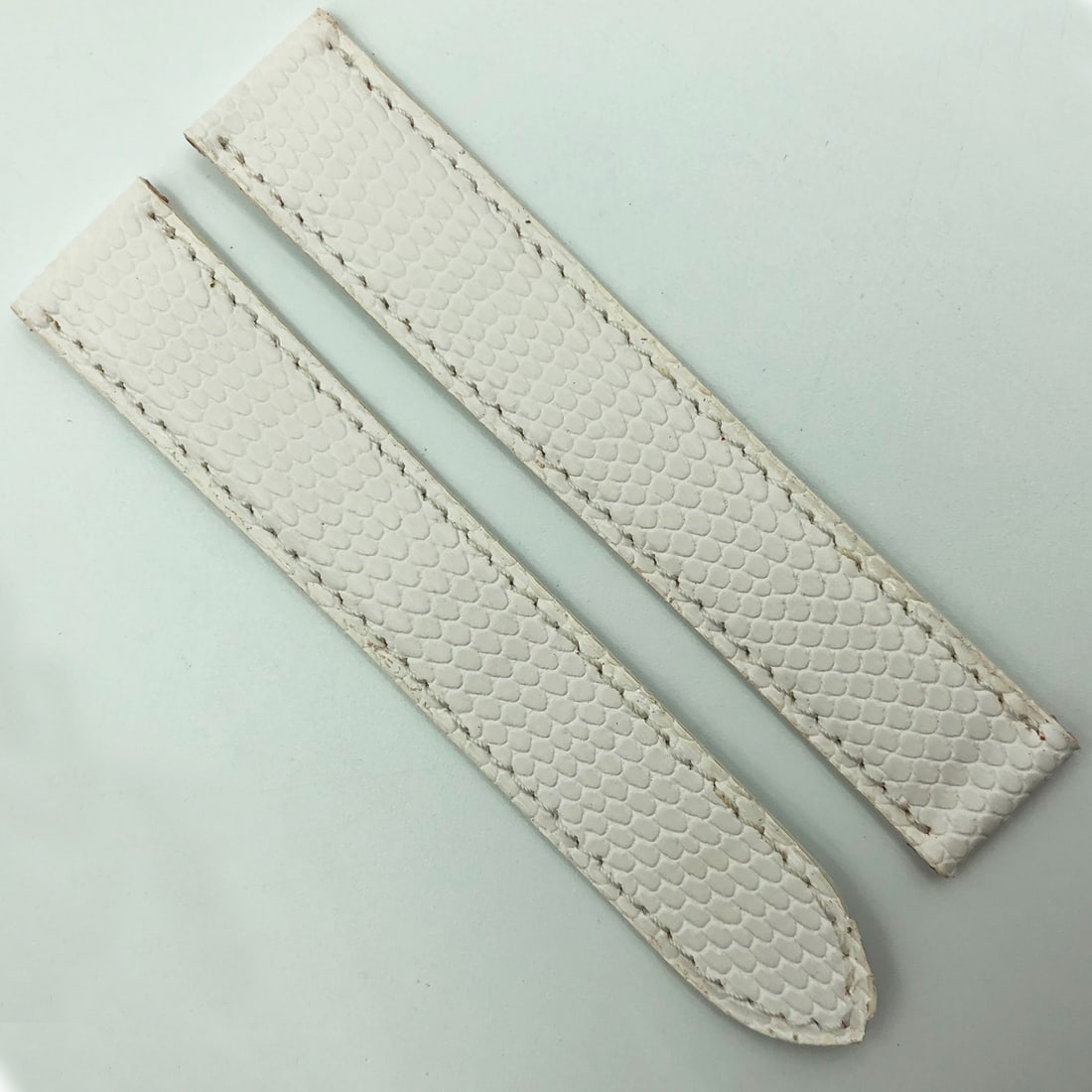 Cartier 17mm White Leather Deployant Watch Strap 5804A12OEAC: Cartier 17mm White Leather Deployant Watch Strap 5804A12OEAC Introducing an authentic Cartier wristwatch band, designed for deployant clasps. This pre-owned strap features a sleek white leather finish