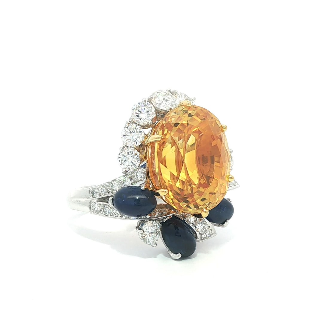GIA Certified 17.59ct Yellow Sapphire Diamond Ring in Platinum and Gold: GIA Certified 17.59ct Yellow Sapphire Diamond Ring in Platinum and Gold This stunning ring features a remarkable combination of precious stones and metals. At its center lies a large, natural orange-y