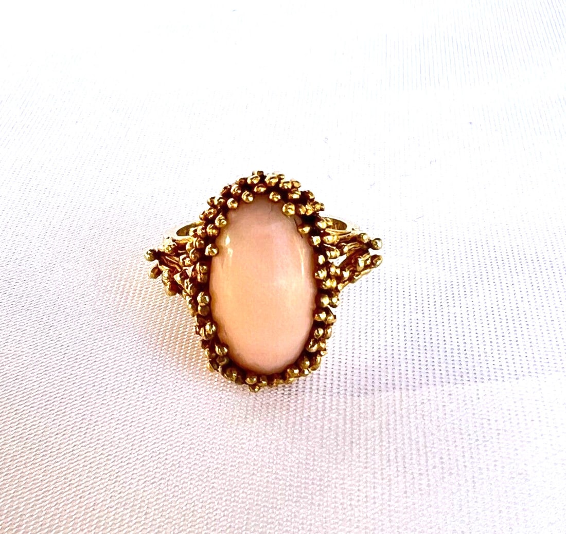 Italian 18K Yellow Gold Coral Ring Signed 3.25: Italian 18K Yellow Gold Coral Ring Signed 3.25 This exquisite Italian ring showcases a stunning 18K yellow gold construction, featuring a vibrant coral stone. With a ring size of 3.25, it weighs 7.10 