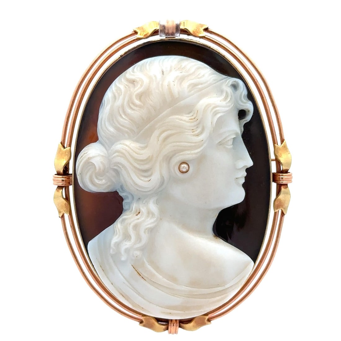 Vintage Retro 14k Gold Cameo Brooch Pendant with Pearl: Vintage Retro 14k Gold Cameo Brooch Pendant with Pearl This exquisite vintage retro brooch pendant showcases a stunning carved hardstone cameo, elegantly displayed in a bezel setting. The oval-shaped 