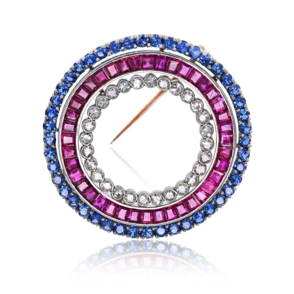 Retro Diamond Brooch in Platinum and 18K Yellow Gold: Retro Diamond Brooch in Platinum and 18K Yellow Gold Retro brooch crafted in platinum and 18K yellow gold with approximately 1 ct of diamonds. This pre-owned piece offers a classic retro style in a fi