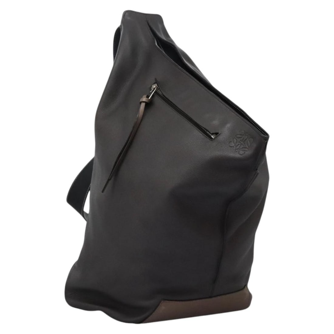 LOEWE Anagram Leather Body Bag Gray Silver Spain: LOEWE Anagram Leather Body Bag Gray Silver Spain A LOEWE Anagram body bag in gray and silver leather, made in Spain. The bag measures approximately W29 cm x H49 cm x D20 cm (W11.4 x H19.3 x D7.9 inche