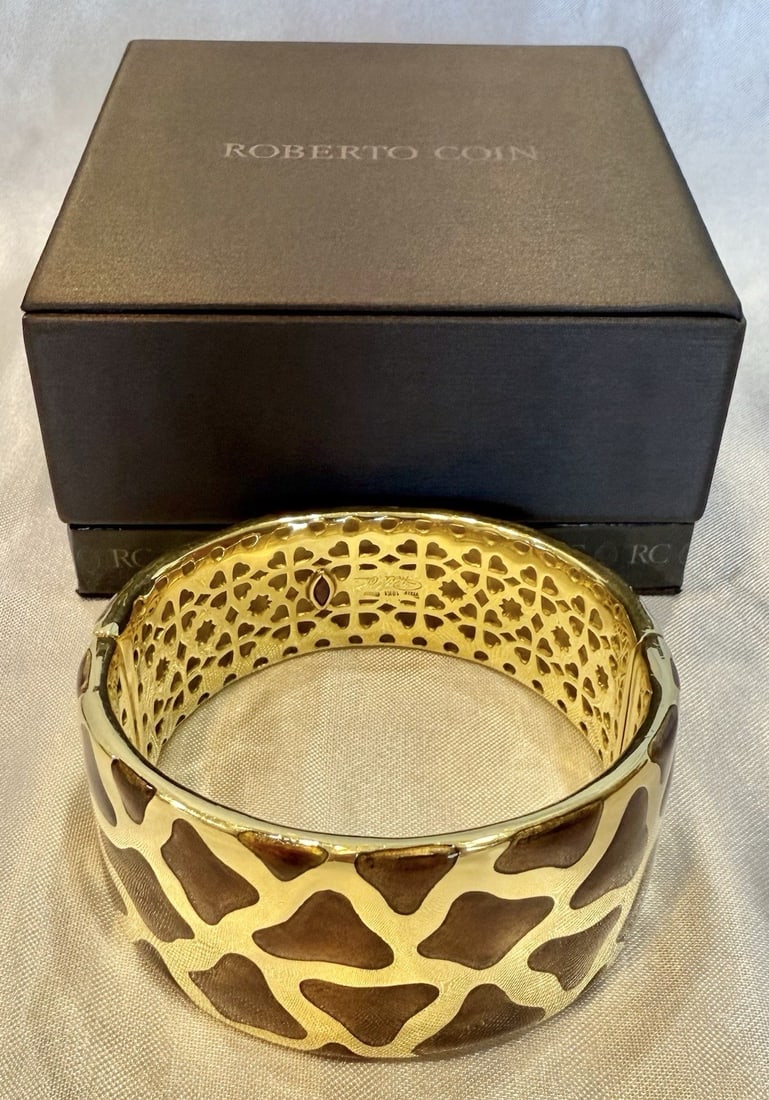 Roberto Coin 18K Gold Giraffe Cuff Bracelet with Box: Roberto Coin 18K Gold Giraffe Cuff Bracelet with Box This exquisite bracelet from Roberto Coin features a unique giraffe design, crafted in luxurious 18K yellow gold with enamel accents. The cuff styl