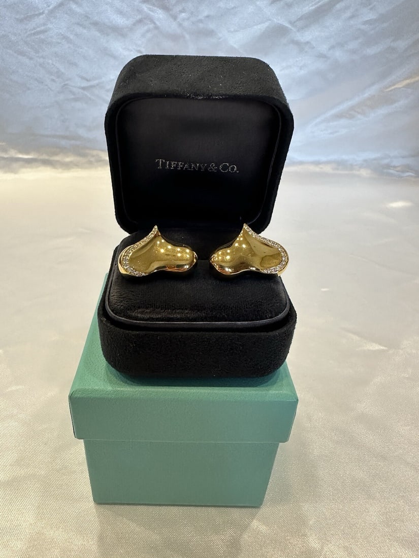 Angela Cummings 18K Gold Diamond Cuff Stud Earrings for Tiffany: Angela Cummings 18K Gold Diamond Cuff Stud Earrings for Tiffany Discover a stunning pair of earrings from renowned designer Angela Cummings, featuring exquisite 18k yellow gold and sparkling diamonds.