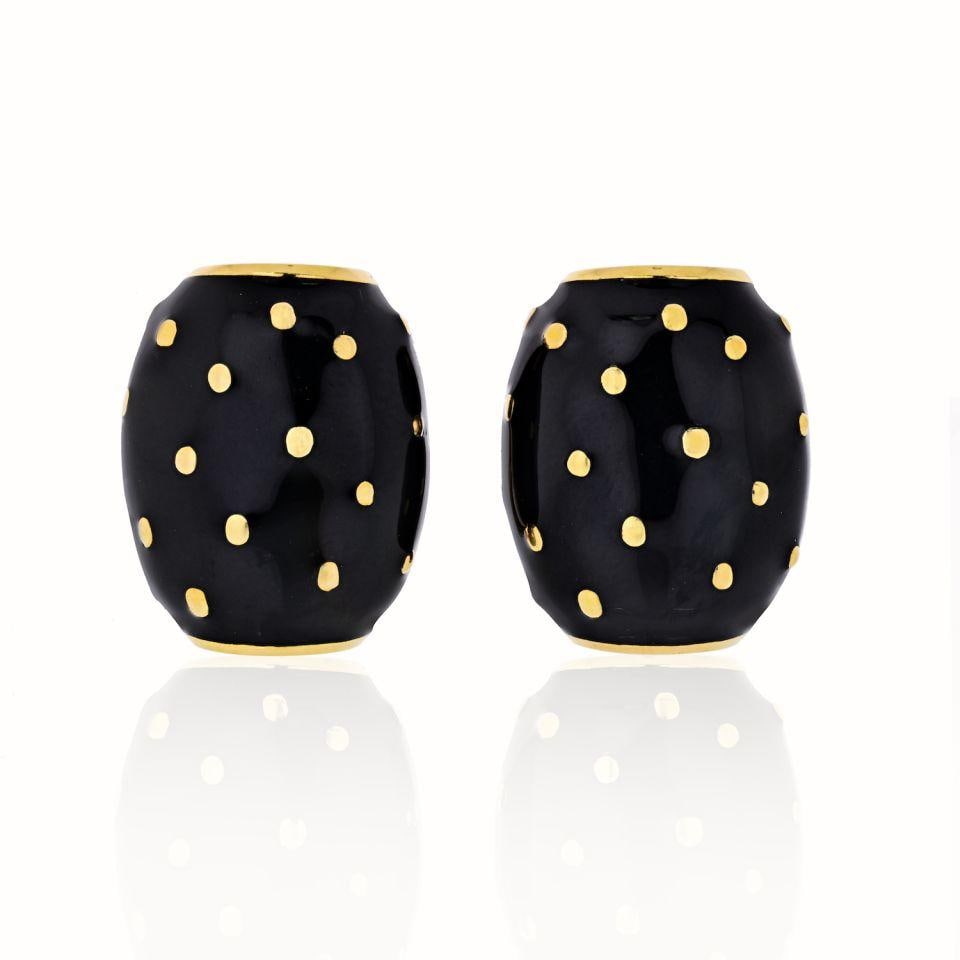 David Webb Vintage 18K Gold Black Enamel Clip Earrings 1970s: David Webb Vintage 18K Gold Black Enamel Clip Earrings 1970s Elevate your accessory collection with these exquisite David Webb earrings. Crafted from luxurious 18K yellow gold, these vintage clip earr